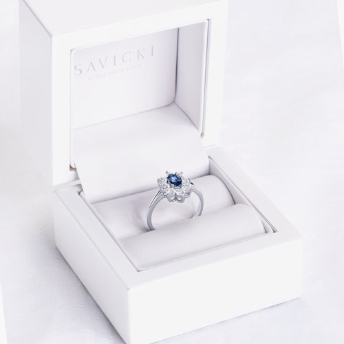 Pierścionek zaręczynowy SAVICKI: białe złoto, niebieski szafir, białe szafiry